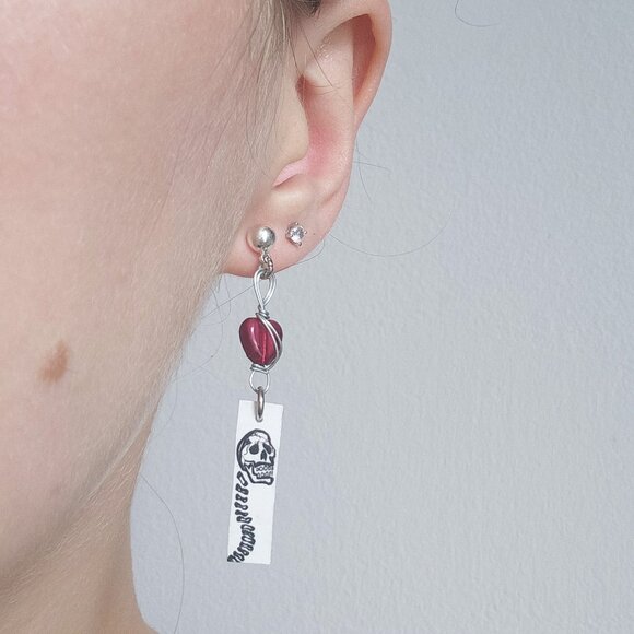 Y2K Mall Goth vampire red heart & skull silver wire long dangly earrings - Picture 2 of 8